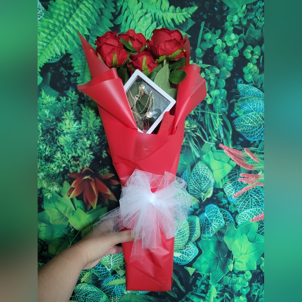 NEW Valentine's Day Red Rose Bouquet With Heart Shaped Necklace